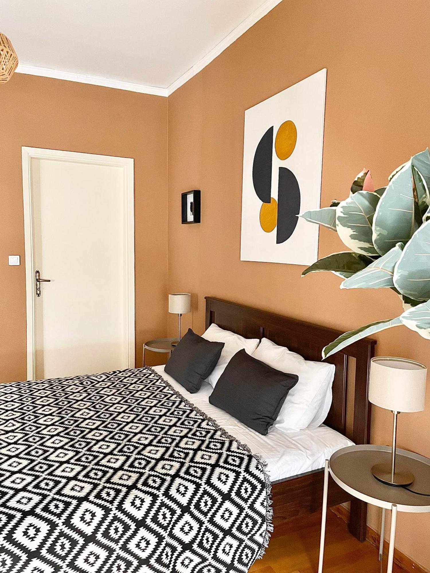 Comfy And Spacious Two Bedroom Apartment With Balcony เอเธนส์ ภายนอก รูปภาพ
