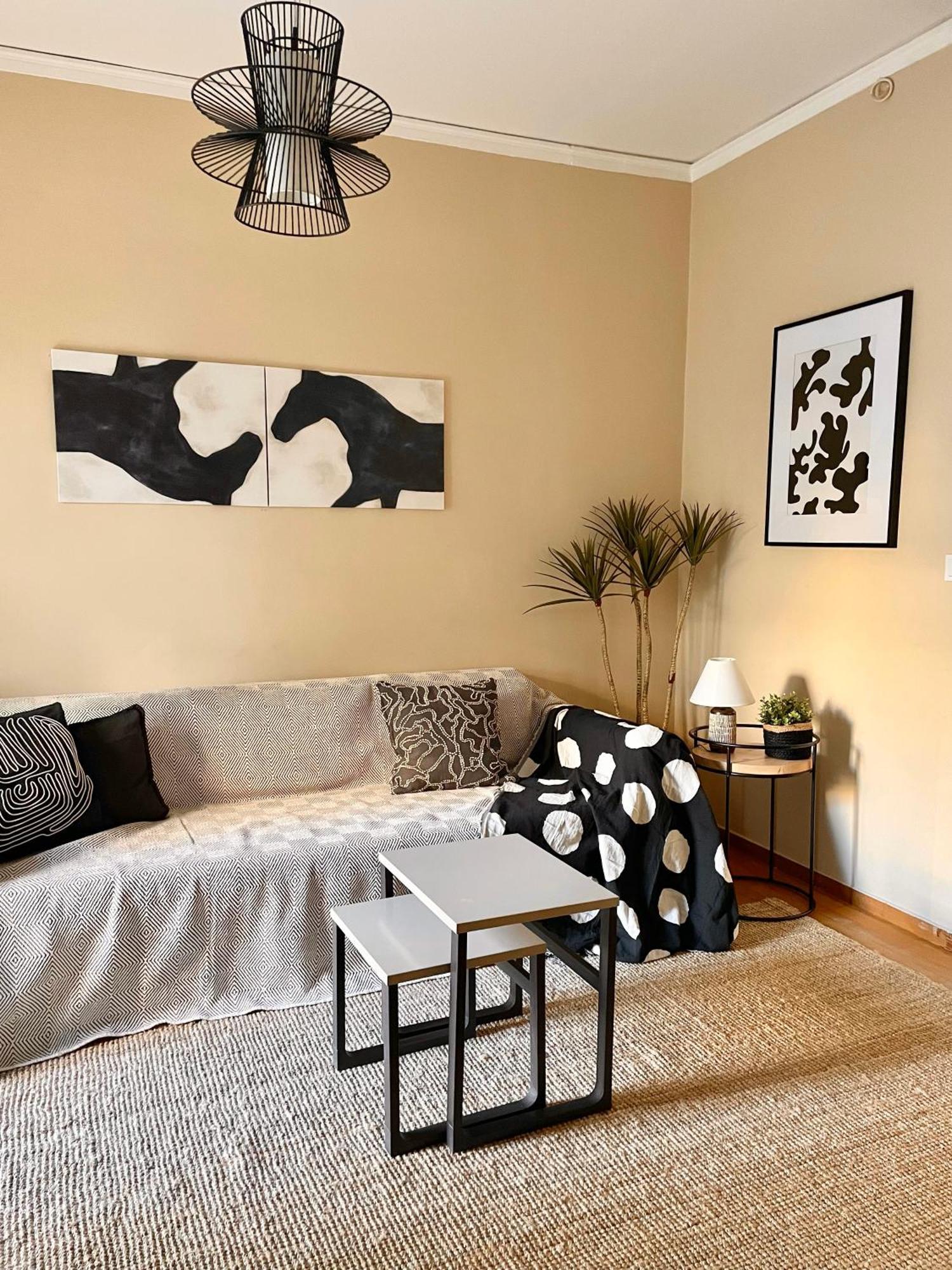 Comfy And Spacious Two Bedroom Apartment With Balcony เอเธนส์ ภายนอก รูปภาพ