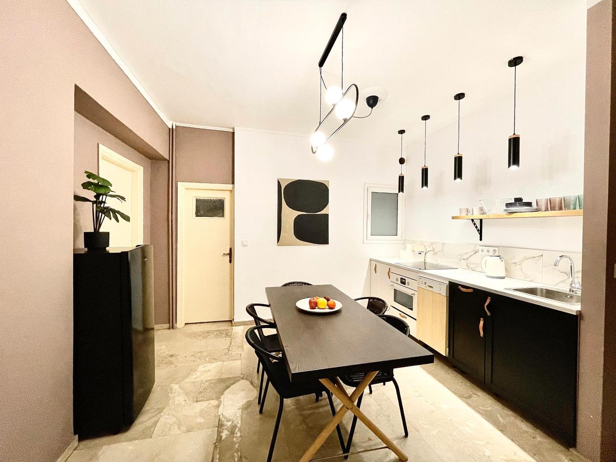 Comfy And Spacious Two Bedroom Apartment With Balcony เอเธนส์ ภายนอก รูปภาพ