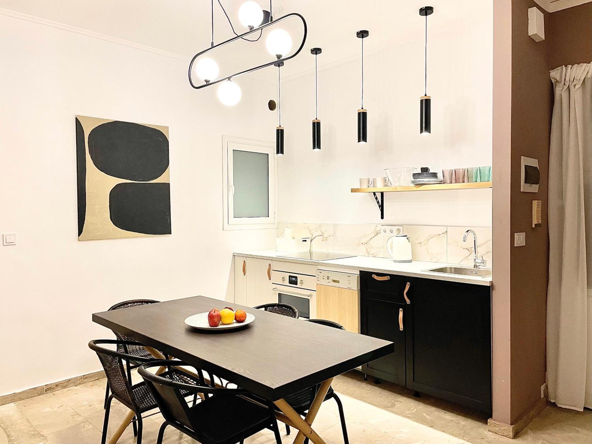 Comfy And Spacious Two Bedroom Apartment With Balcony เอเธนส์ ภายนอก รูปภาพ